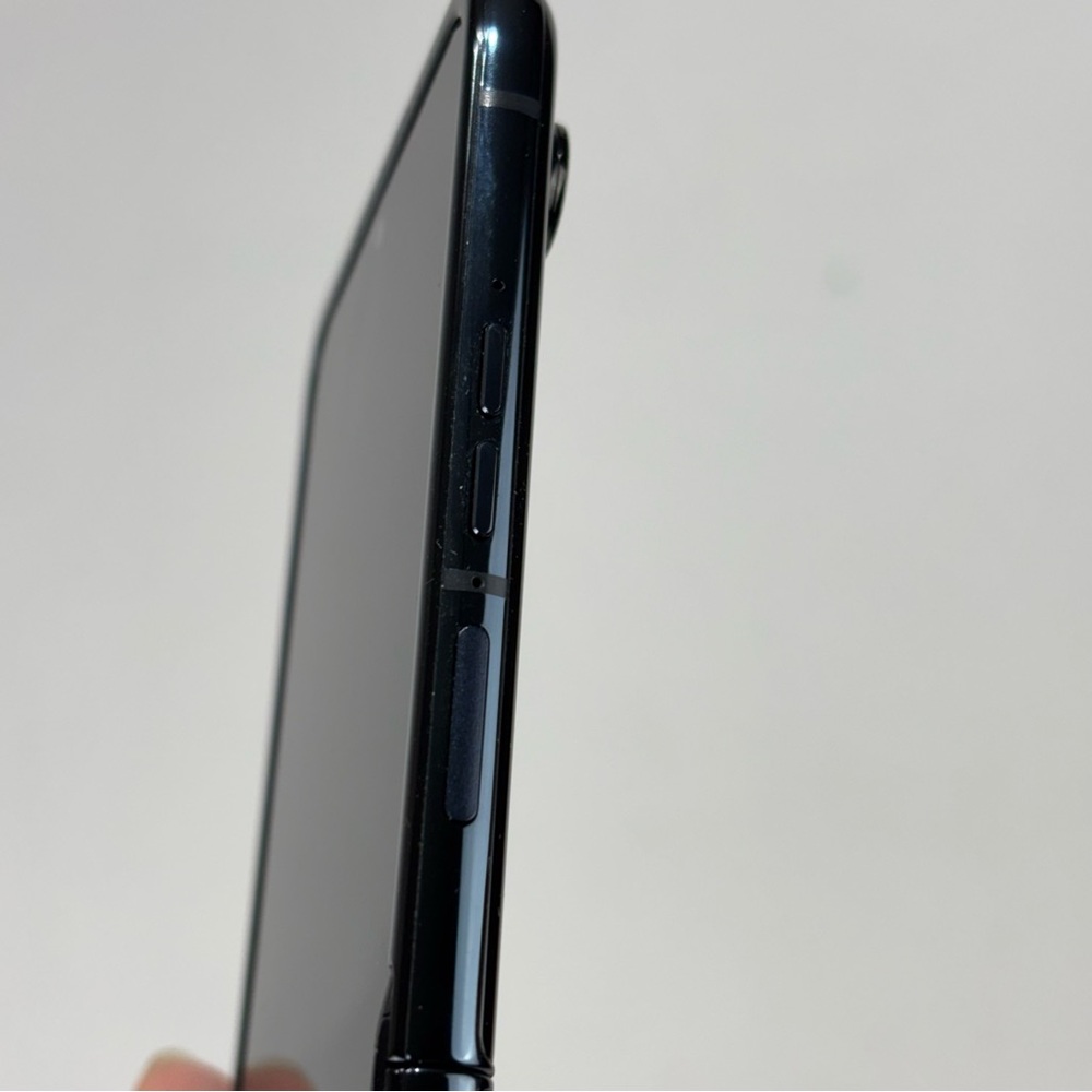 motorola razr 2024 USB Type-C XT2451-2
12+256GB Midnight Blue foldable phone - Picture 6 of 17